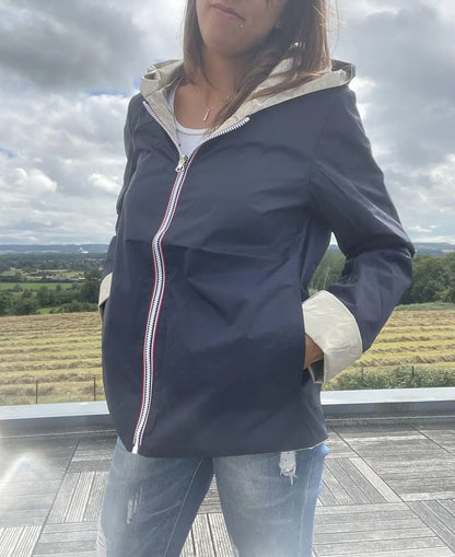 Imperméable réversible court Laura Jo en bleu marine et doré, manteau mi-saison léger, visible avec détails colorés et style élégant.