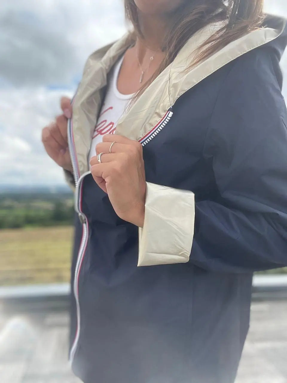 Manteau réversible Laura Jo court en bleu marine et doré, léger pour la mi-saison, veste imperméable élégante et pratique.