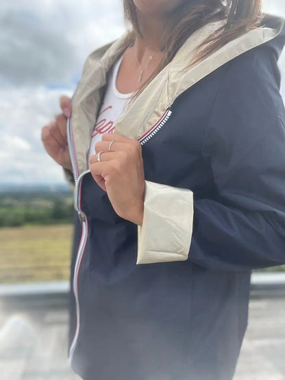 Manteau réversible Laura Jo court en bleu marine et doré, léger pour la mi-saison, veste imperméable élégante et pratique.