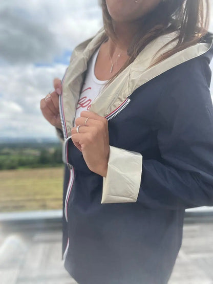 Manteau réversible Laura Jo, court, léger, bleu marine et doré, idéal pour la mi-saison, en tissu imperméable.