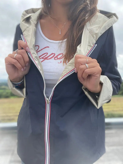 Manteau réversible court Laura Jo, léger, bleu marine et doré, parfait pour la mi-saison, tissu imperméable.