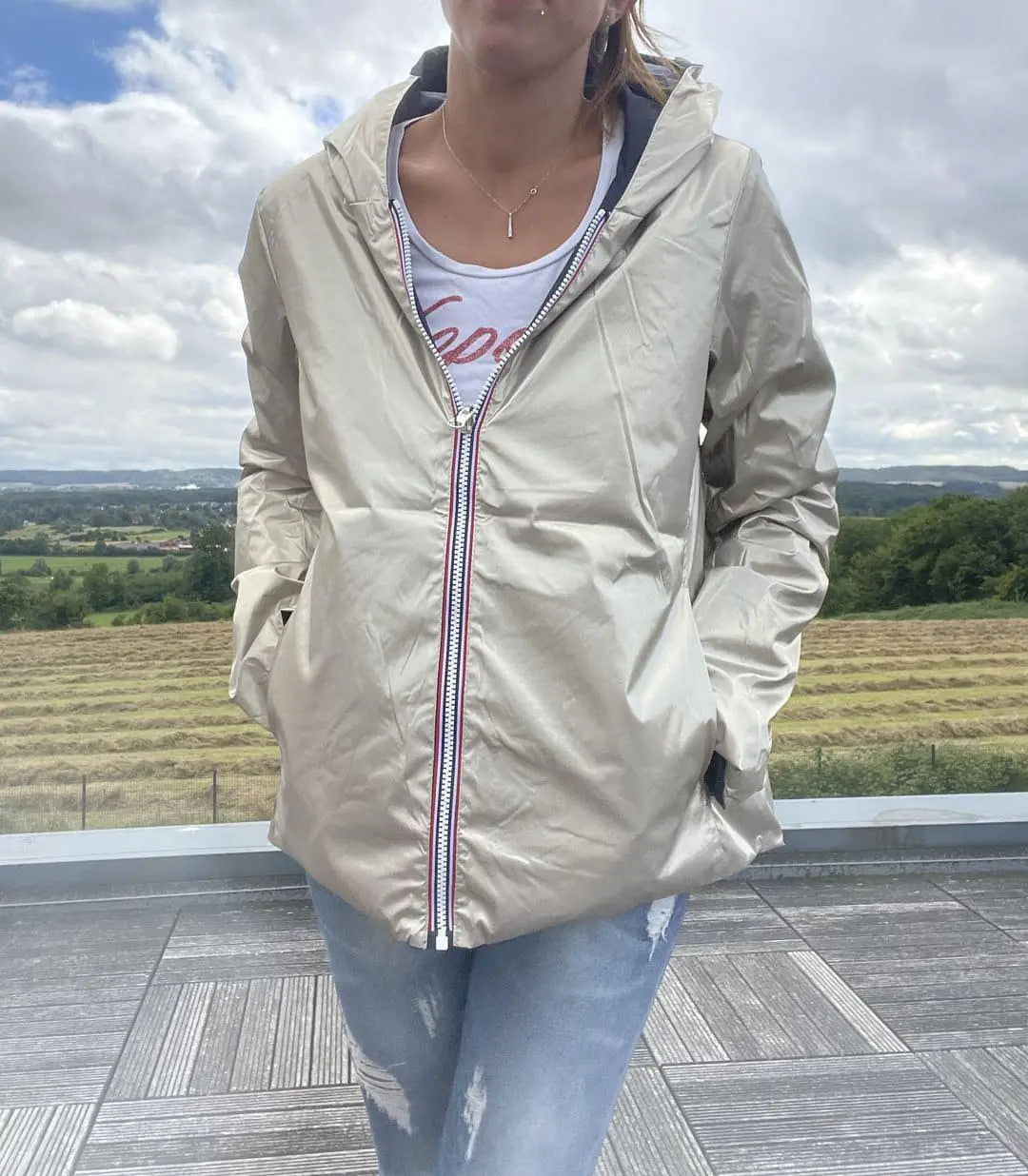 Manteau réversible Laura Jo, court, bleu marine et doré, léger pour mi-saison, imperméable, style élégant et pratique.