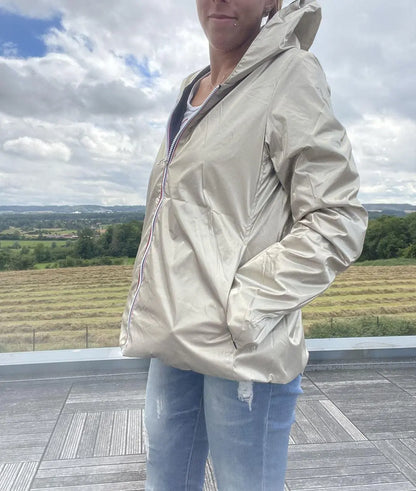 Imperméable réversible court Laura Jo, bleu marine et doré, léger pour la mi-saison, manteau tendance et pratique.