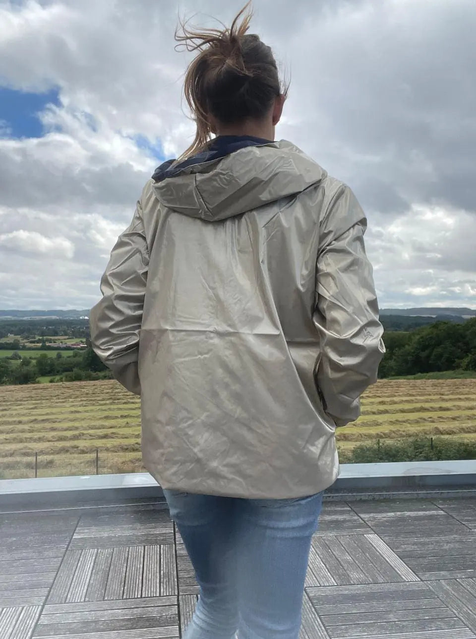 Imperméable court réversible Laura Jo bleu marine et doré, manteau mi-saison léger, visible avec doublure colorée.
