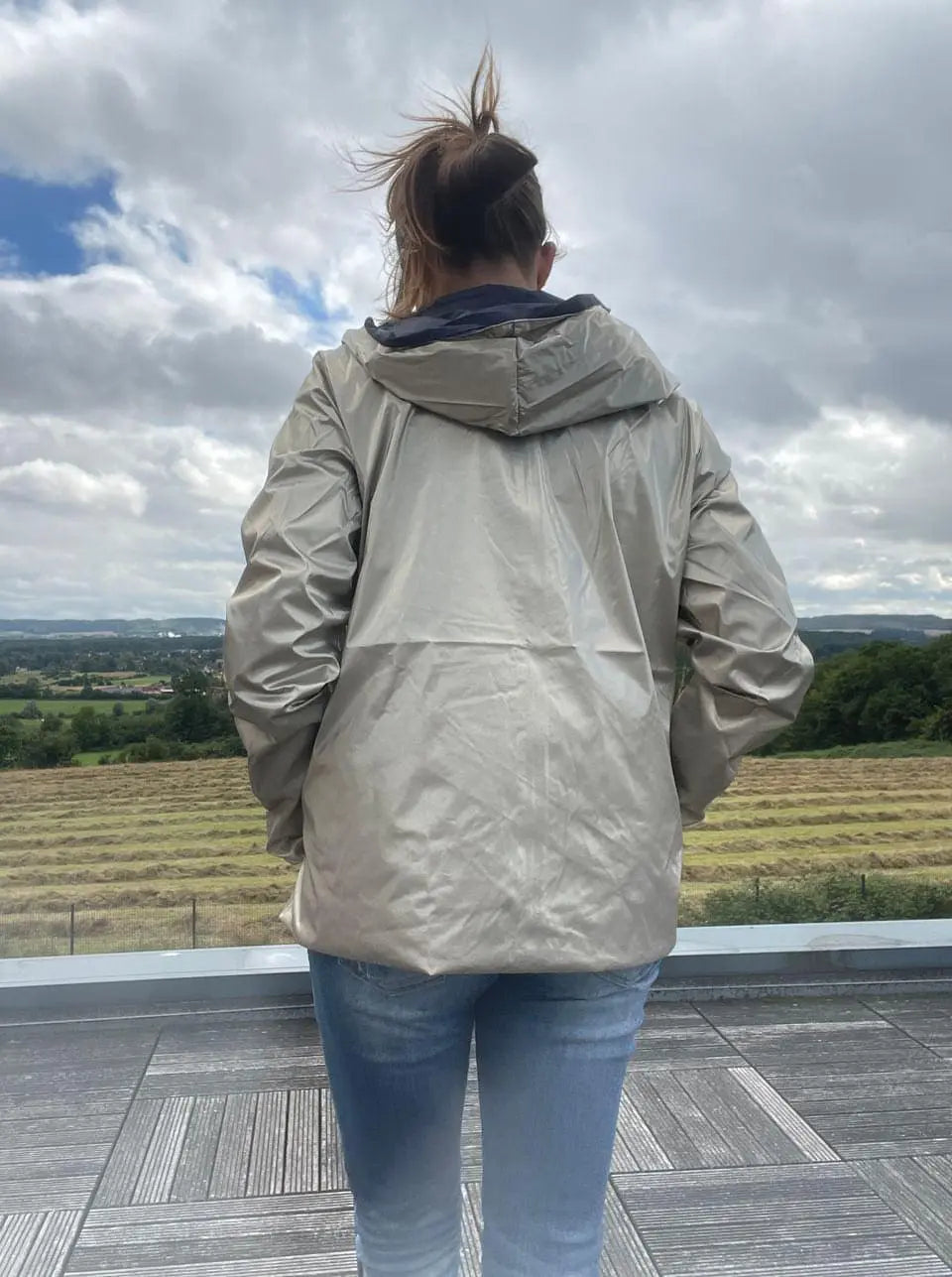 Imperméable réversible court Laura Jo en bleu marine et doré, manteau mi-saison léger, idéal pour la pluie et le style.