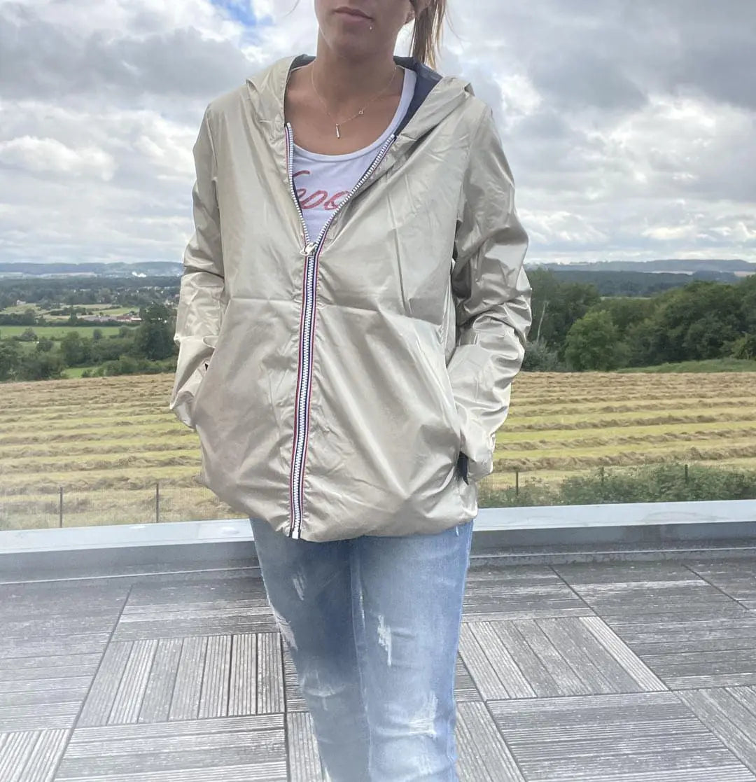 Imperméable court réversible Laura Jo en bleu marine et doré, léger pour la mi-saison, manches longues, design élégant.