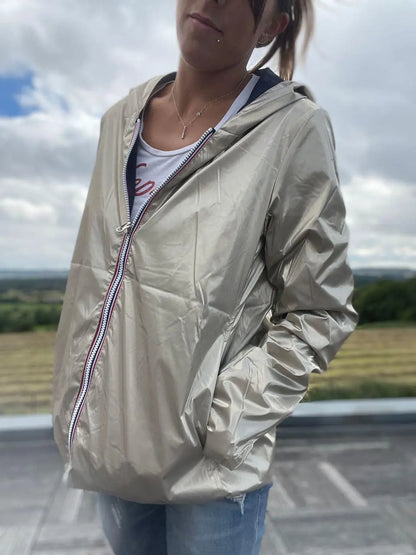 Imperméable réversible court Laura Jo bleu marine et doré, manteau mi-saison léger, idéal pour la pluie et le vent.