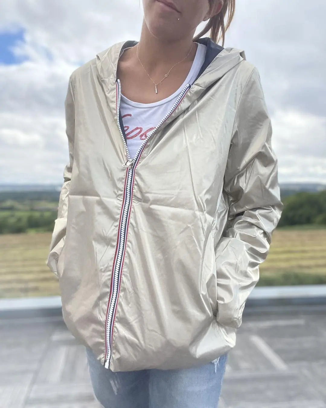 Imperméable réversible court Laura Jo bleu marine et doré, manteau mi-saison léger, détail visible en tissu et couleurs.