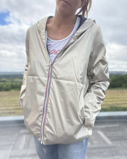 Imperméable réversible court Laura Jo bleu marine et doré, manteau mi-saison léger, détail visible en tissu et couleurs.
