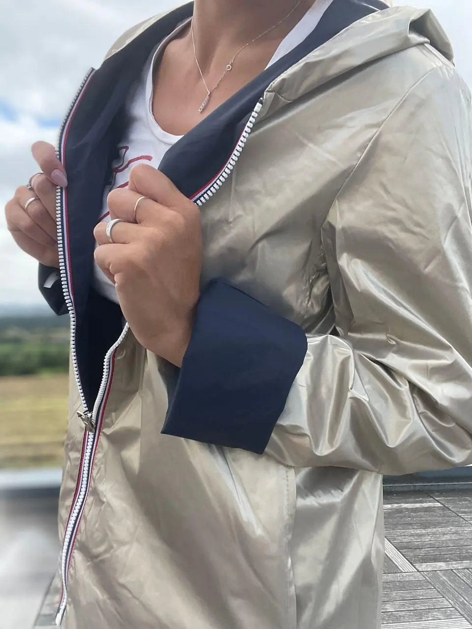 Imperméable réversible court Laura Jo bleu marine et doré, manteau mi-saison léger, porté sur un mannequin.