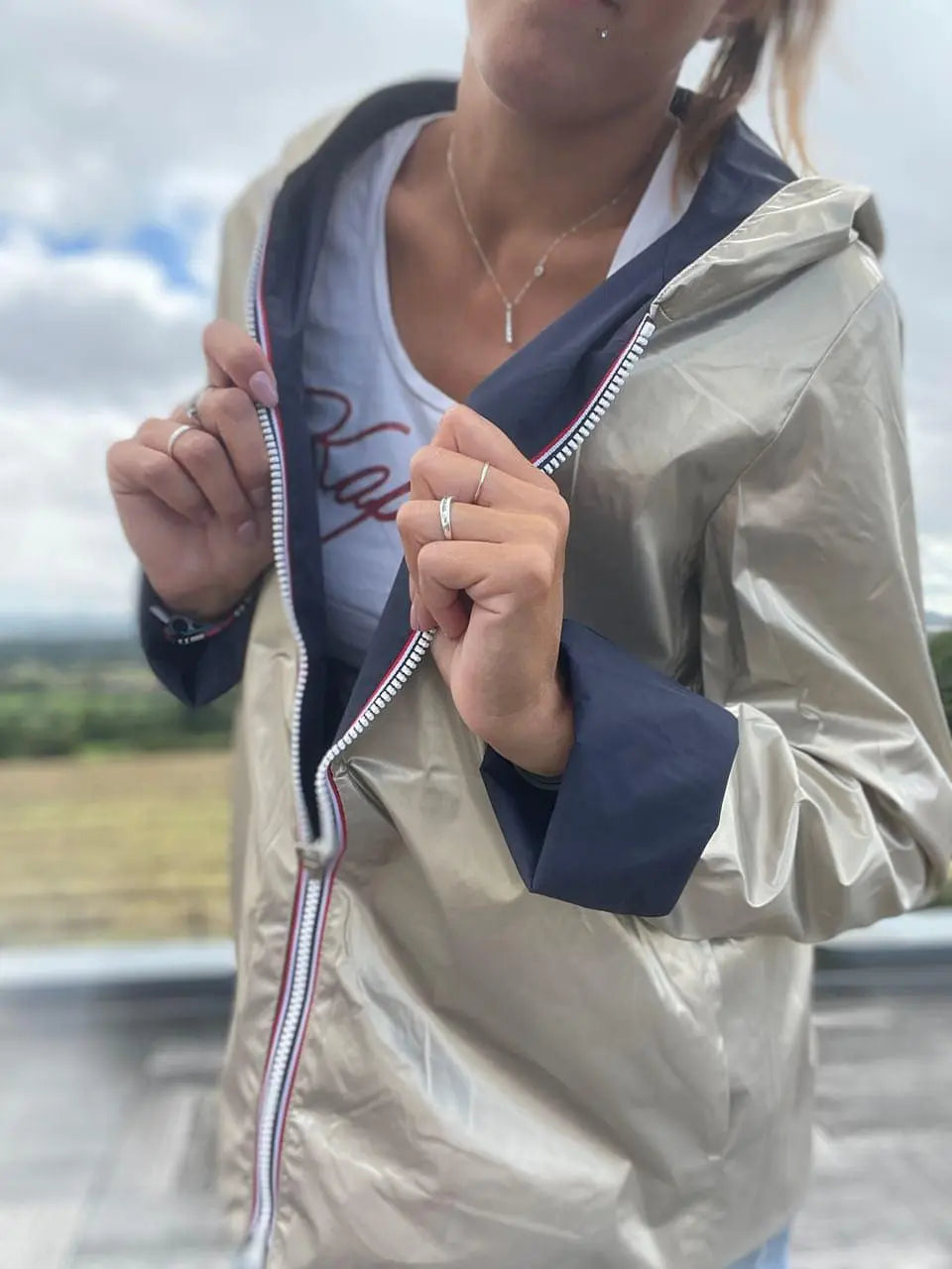 Imperméable réversible court Laura Jo bleu marine et doré, manteau mi-saison léger et élégant, porté en mode double face.