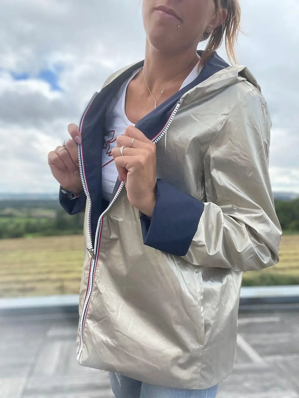 Imperméable réversible court Laura Jo en bleu marine et doré, léger pour la mi-saison, manteau chic et pratique.
