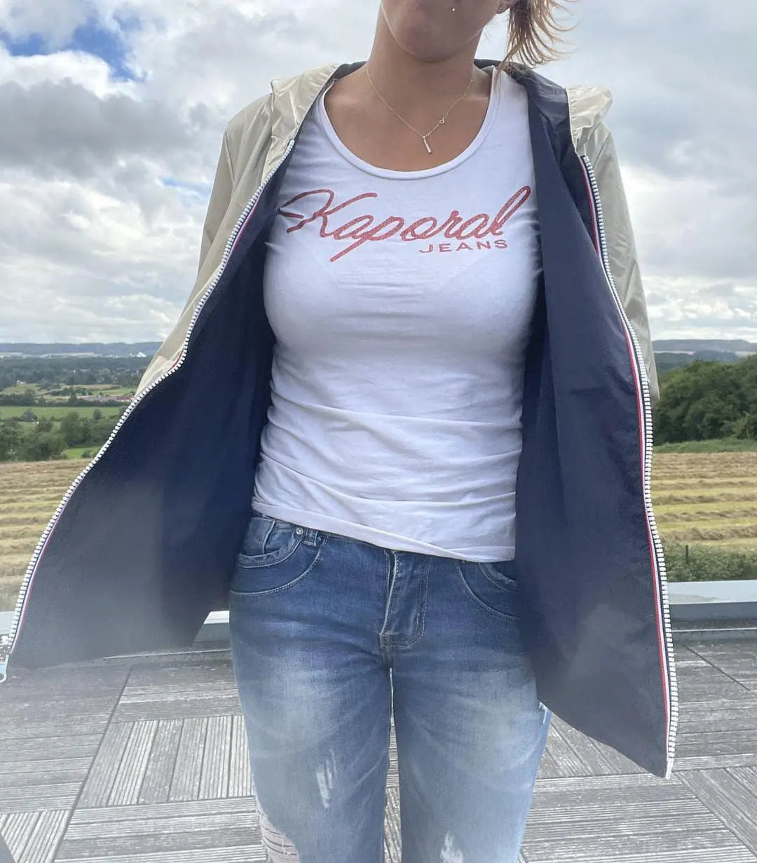 Imperméable réversible court Laura Jo en bleu marine et doré, manteau mi-saison léger avec capuche et fermeture éclair.