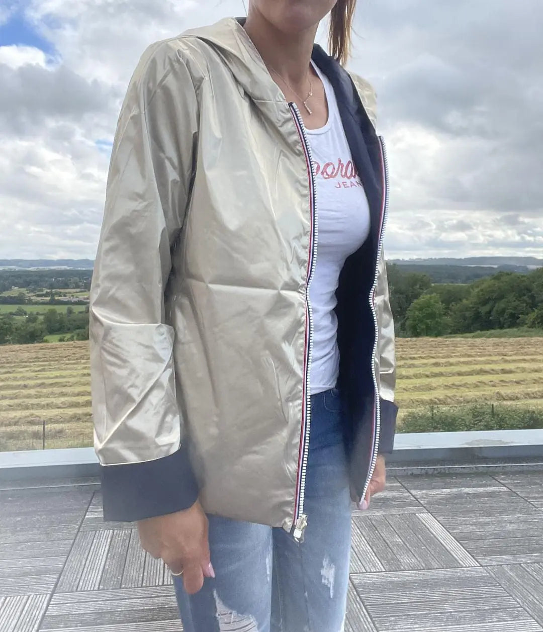 Imperméable réversible court Laura Jo en bleu marine et doré, manteau mi-saison léger pour femme, design élégant et pratique.