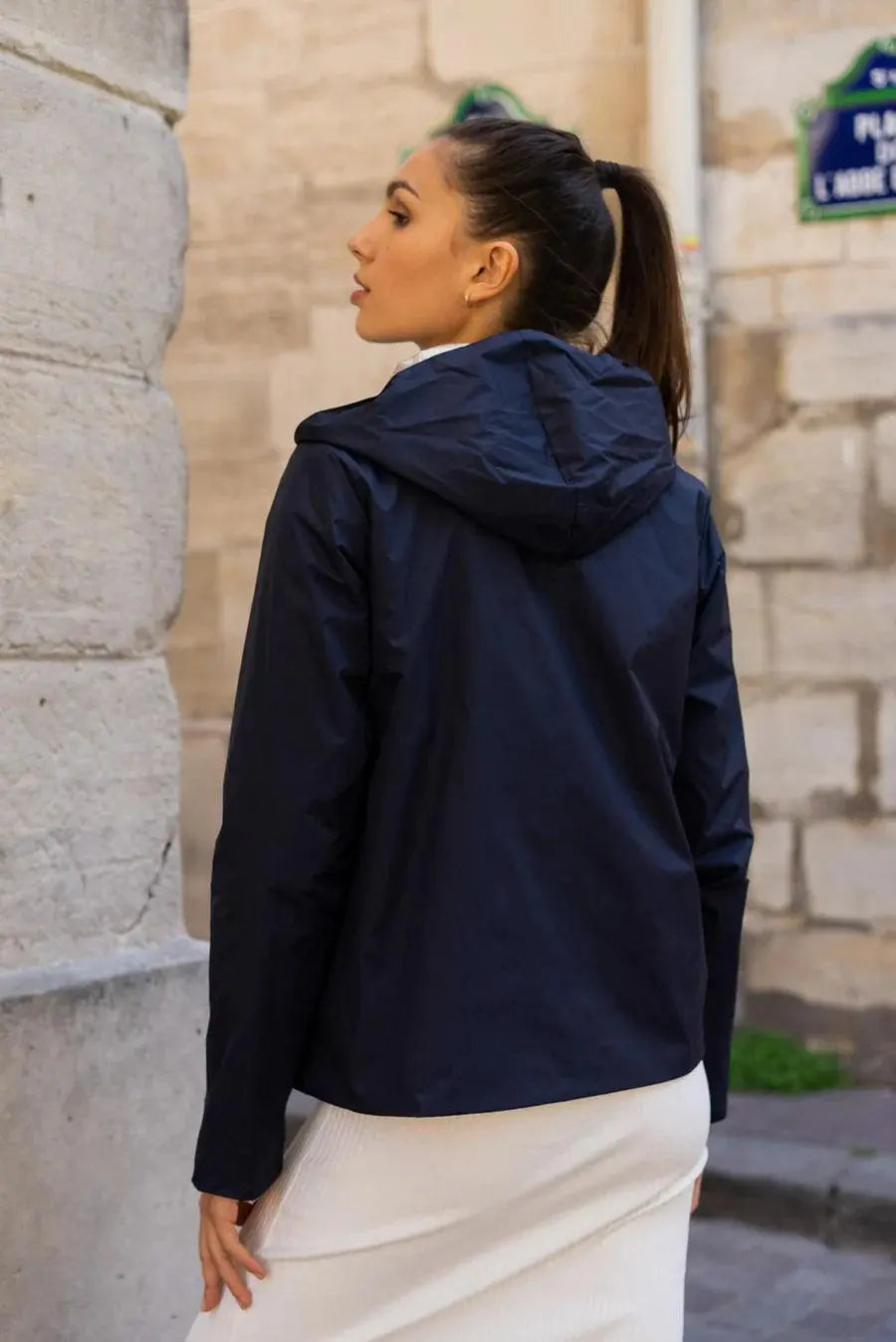 Imperméable réversible court Laura Jo en bleu marine et doré, tissu léger pour la mi-saison, manteau féminin élégant et pratique.