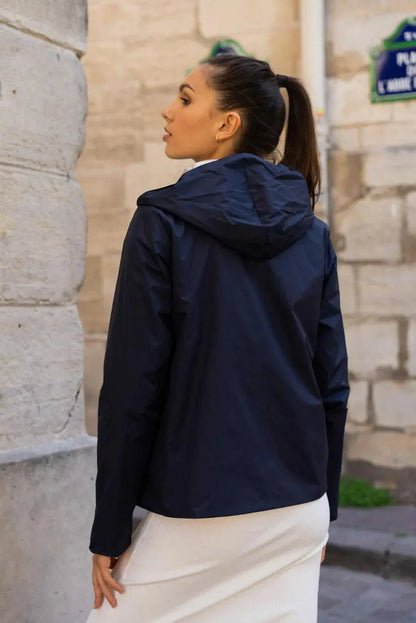 Imperméable réversible court Laura Jo en bleu marine et doré, tissu léger pour la mi-saison, manteau féminin élégant et pratique.