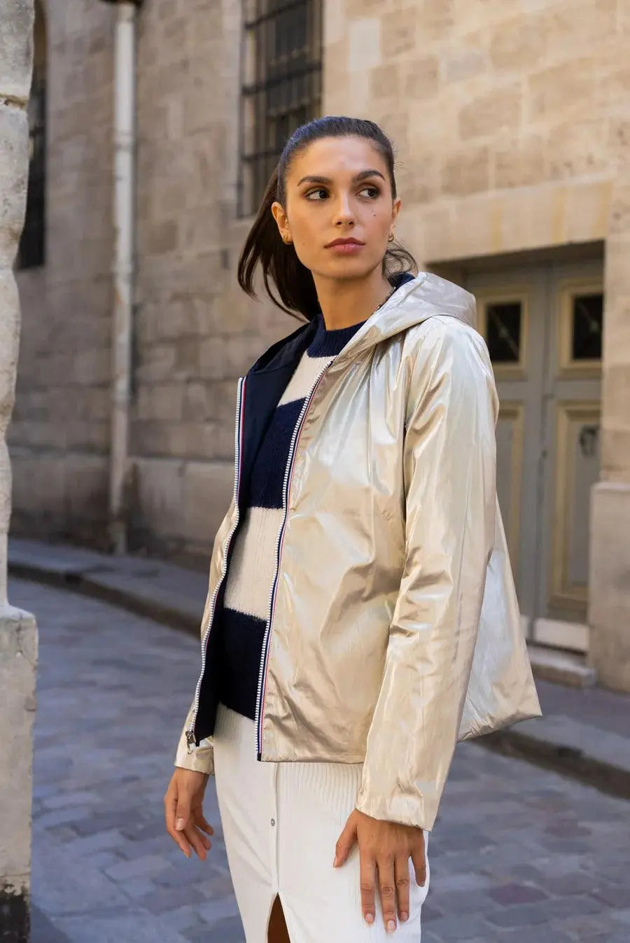 Imperméable réversible court Laura Jo en bleu marine et doré, manteau mi-saison léger, détail visible sur l'image.