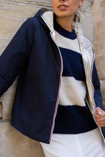 Imperméable réversible Laura Jo court bleu marine et doré, manteau mi-saison léger, visible sur un mannequin.