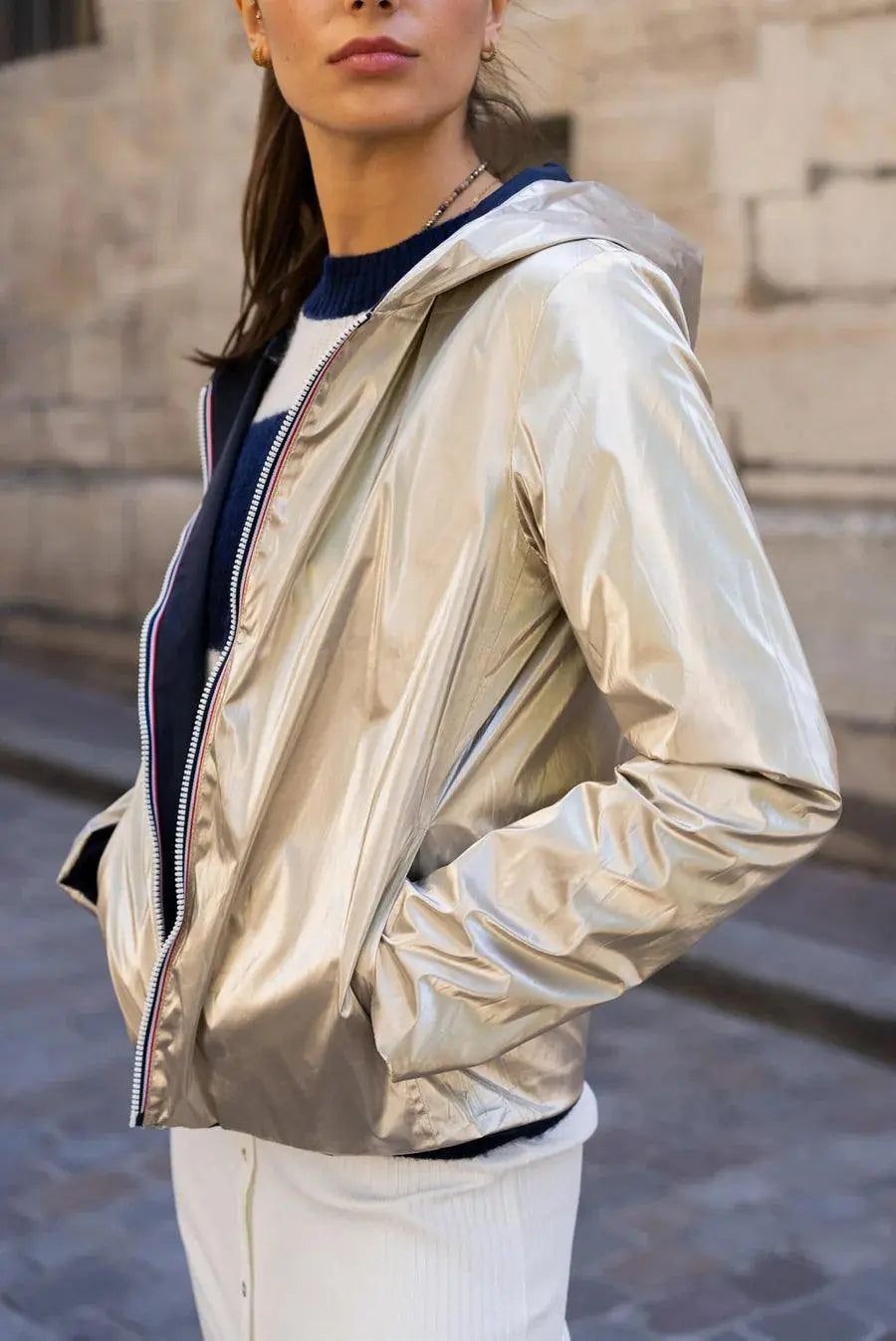 Imperméable réversible court Laura Jo en bleu marine et doré, manteau mi-saison léger, geste pratique et élégant.