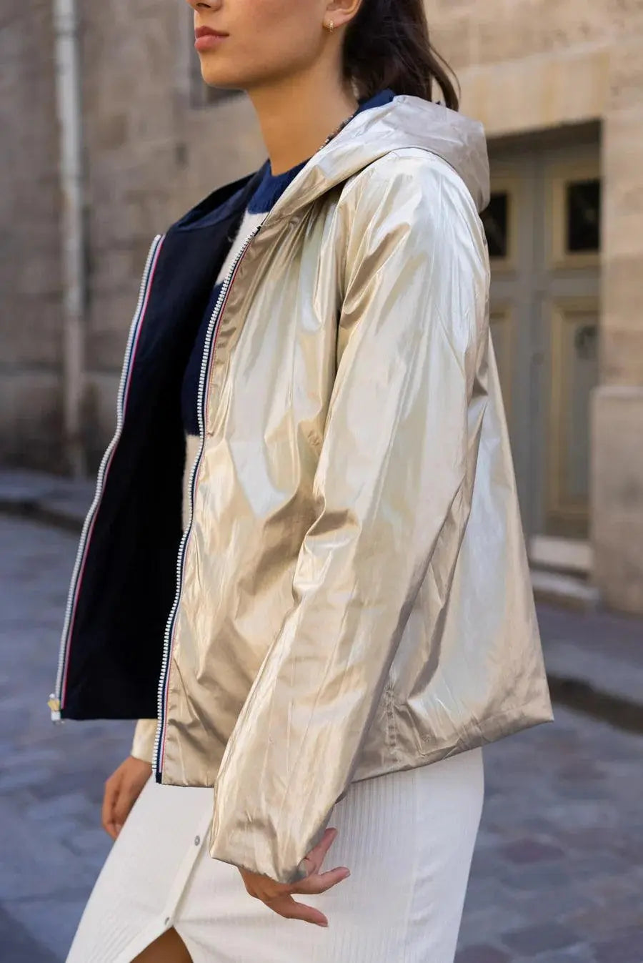 Imperméable réversible court Laura Jo en bleu marine et doré, manteau mi-saison léger avec finition élégante.