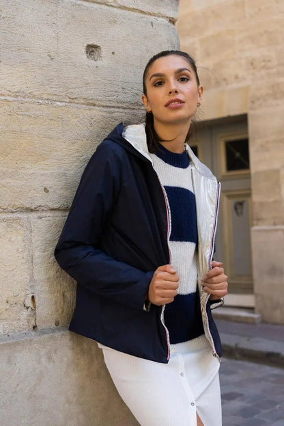 Imperméable réversible Laura Jo court bleu marine et doré, manteau léger mi-saison, visible sur un mannequin.