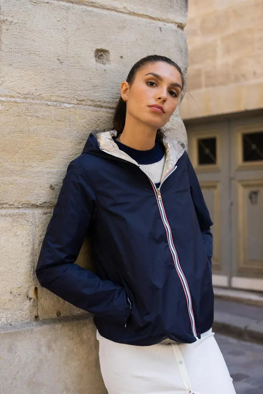 Imperméable réversible court Laura Jo bleu marine et doré, manteau mi-saison léger avec finition élégante, porté en extérieur.