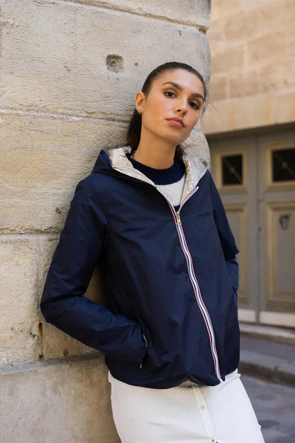 Imperméable réversible court Laura Jo bleu marine et doré, manteau mi-saison léger avec finition élégante, porté en extérieur.