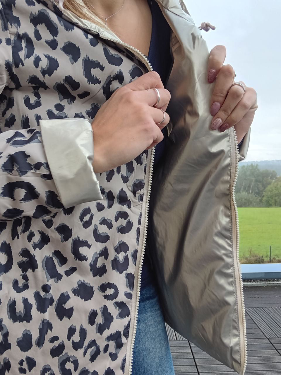 Laura Jo imperméable réversible court avec garnissage en ouate; visuel montrant le col et le zip, motif léopard beige et intérieur uni doré.