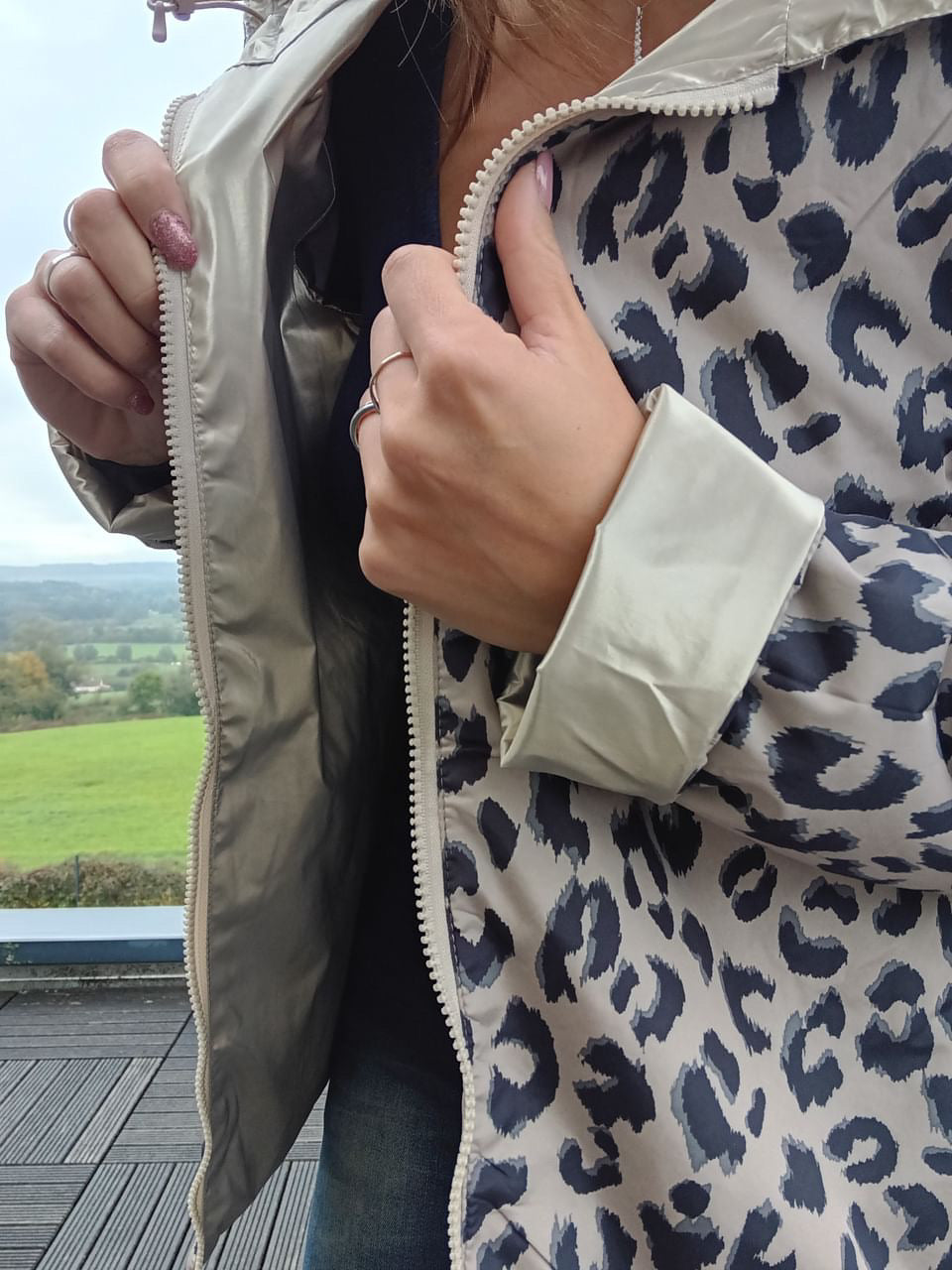 Imperméable court réversible Laura Jo, montrer fermeture éclair sur le devant, intérieur à motif léopard gris et noir, manches et col beige.