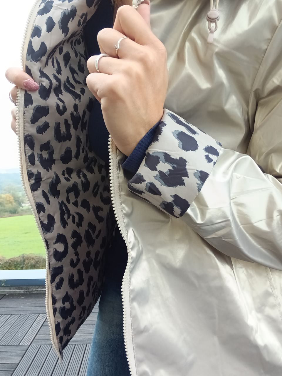 Imperméable réversible beige avec intérieur imprimé léopard noir, fermeture éclair crème et poignets à motif léopard. Laura Jo.