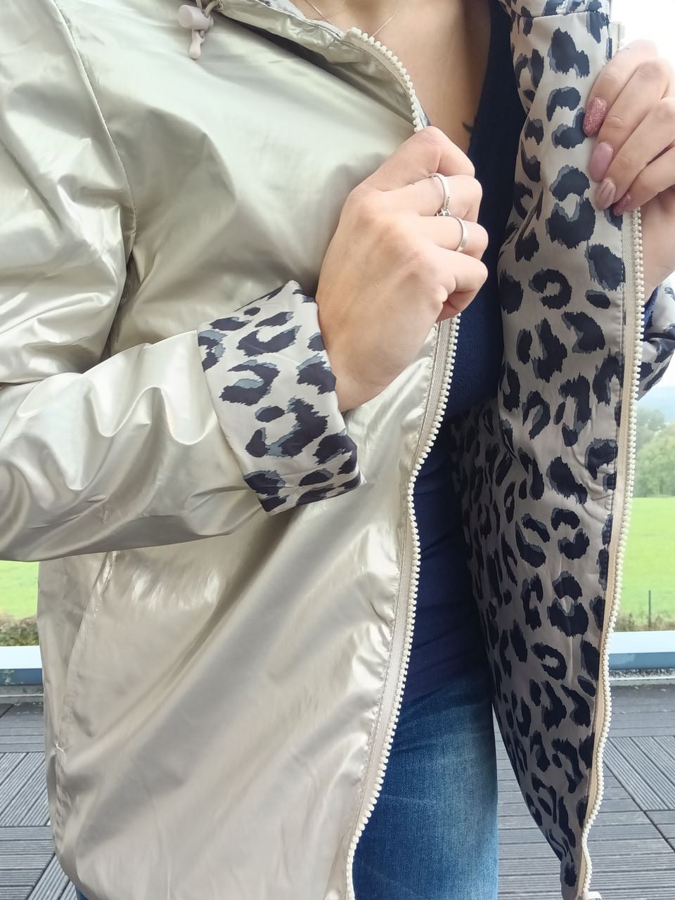 Imperméable réversible clair avec doublure léopard noir et gris, fermeture éclair frontale et poignets léopard assortis. Laura Jo - Curvy.