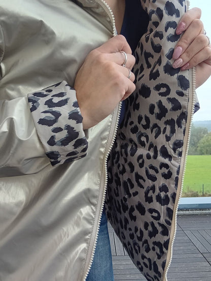 Laura Jo: imperméable réversible court avec garnissage ouate, extérieur beige et intérieur motif léopard noir, fermeture éclair visible.