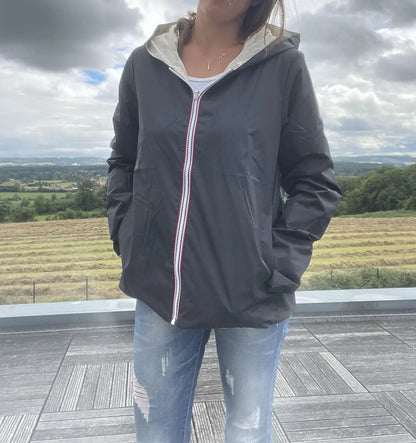 Manteau réversible Laura Jo, court sans garnissage, couleur noir et doré, idéal pour la mi-saison, en tissu imperméable.
