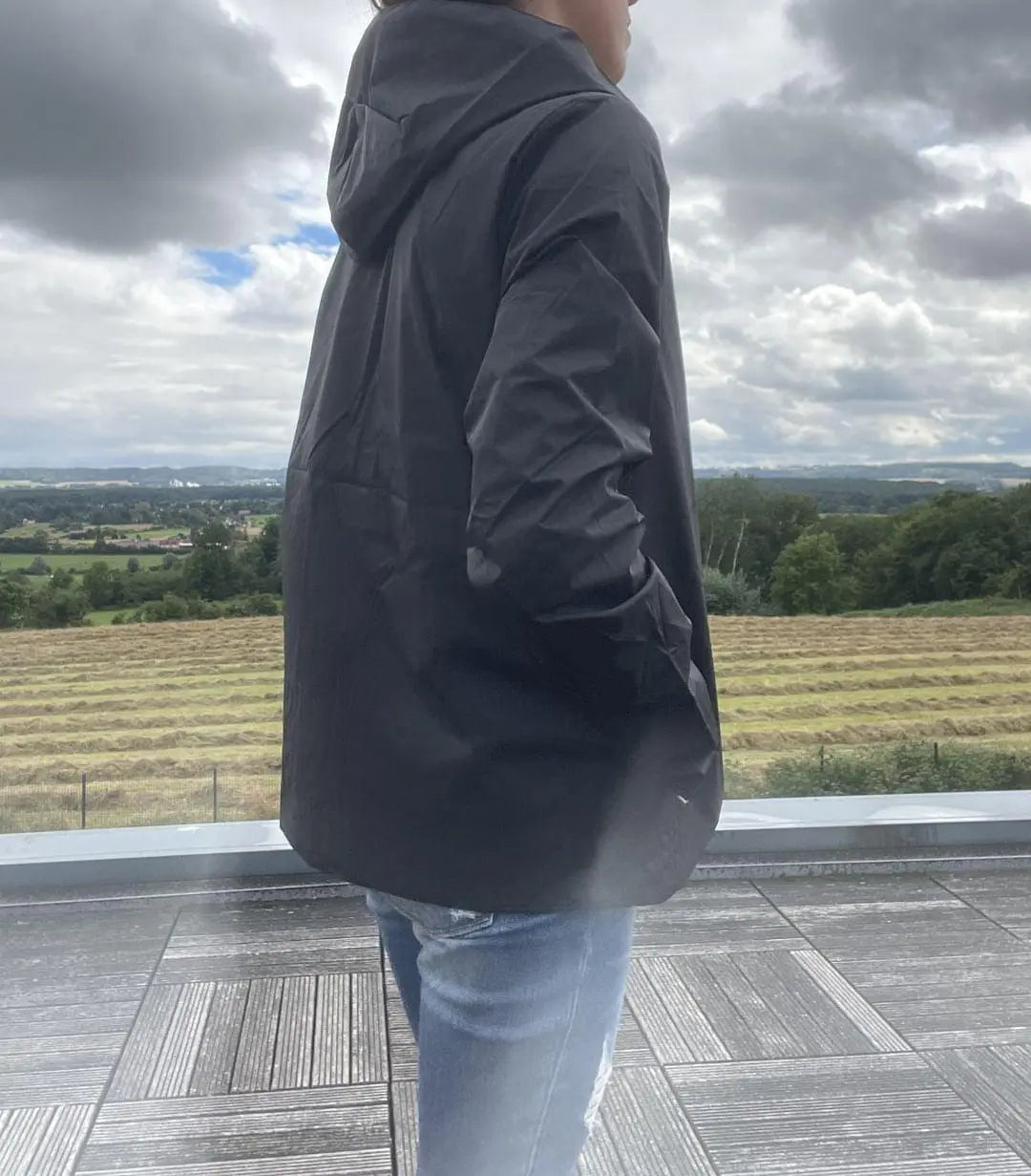 Manteau réversible Laura Jo noir et doré, imperméable court sans garnissage, parfait pour la mi-saison, style élégant et pratique.