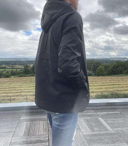 Manteau réversible Laura Jo noir et doré, imperméable court sans garnissage, parfait pour la mi-saison, style élégant et pratique.