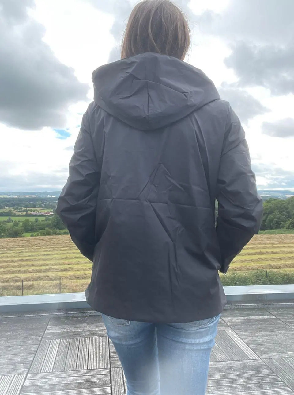 Manteau réversible Laura Jo noir et doré, imperméable court sans garnissage, parfait pour la mi-saison, style chic et pratique.