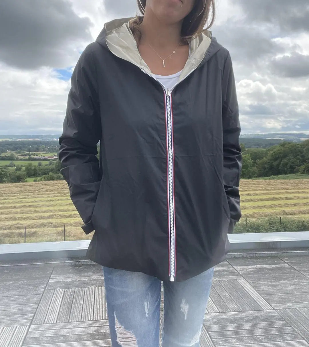 Imperméable court Laura Jo réversible noir et doré, sans garnissage, parfait pour la mi-saison, en tissu léger.
