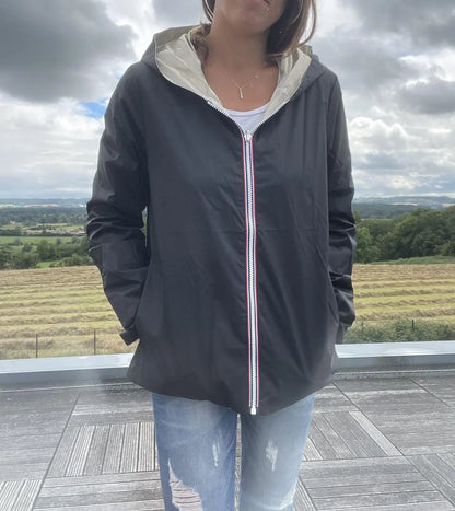 Imperméable court Laura Jo réversible noir et doré, sans garnissage, parfait pour la mi-saison, en tissu léger.