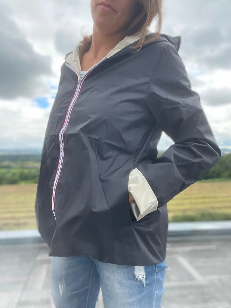 Imperméable réversible Laura Jo court sans garnissage, noir et doré, léger pour la mi-saison, coupe élégante et pratique.
