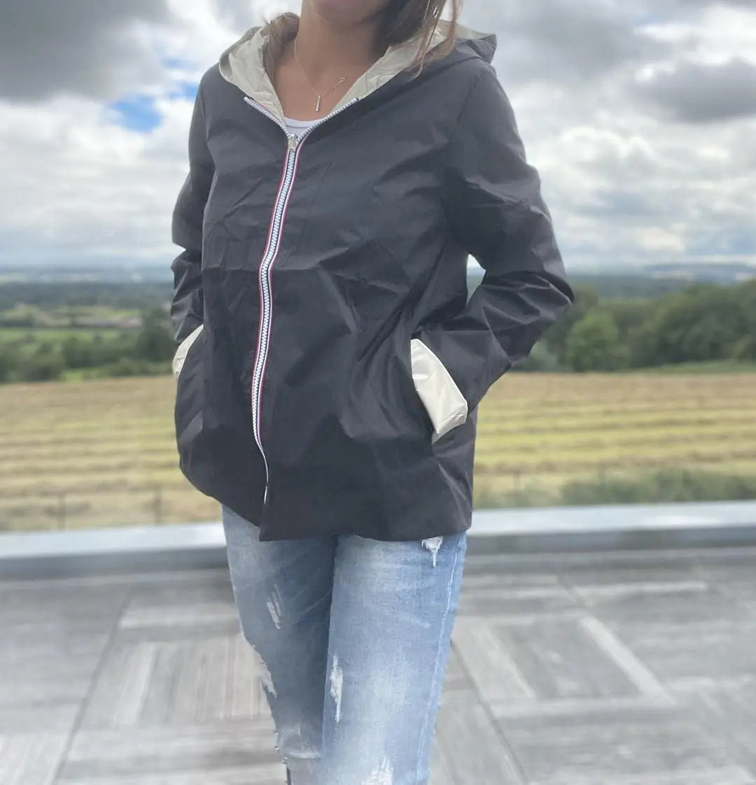 Imperméable réversible Laura Jo court sans garnissage, noir et doré, idéal pour la mi-saison, tissu léger et élégant.