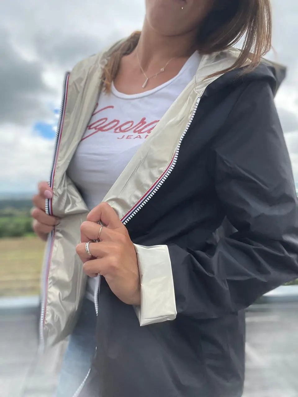 Manteau réversible Laura Jo noir et doré, court, sans garnissage, parfait pour la mi-saison, en tissu imperméable.