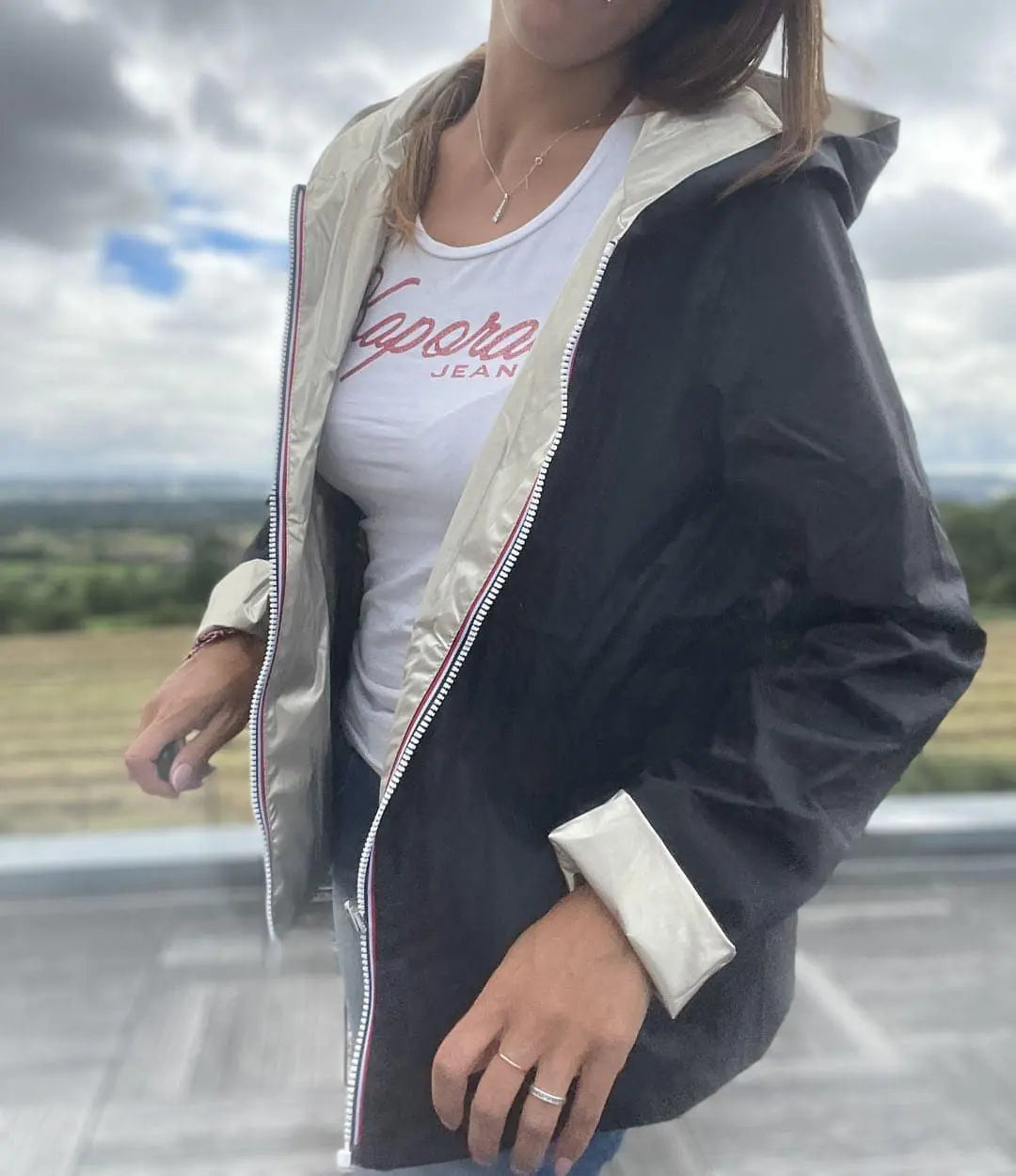Manteau Laura Jo imperméable réversible court noir et doré, léger pour la saison mi-saison, sans garnissage ouate visible.