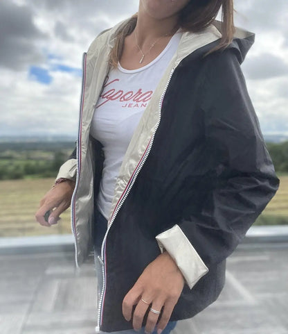 Manteau Laura Jo imperméable réversible court noir et doré, léger pour la saison mi-saison, sans garnissage ouate visible.