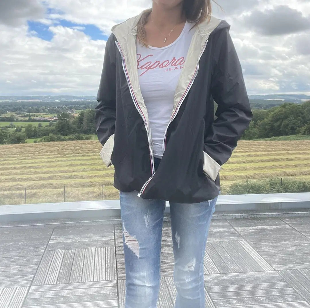 Manteau Laura Jo réversible noir et doré, court sans garnissage, idéal pour la mi-saison, en tissu imperméable.