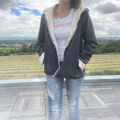 Manteau Laura Jo réversible noir et doré, court sans garnissage, idéal pour la mi-saison, en tissu imperméable.