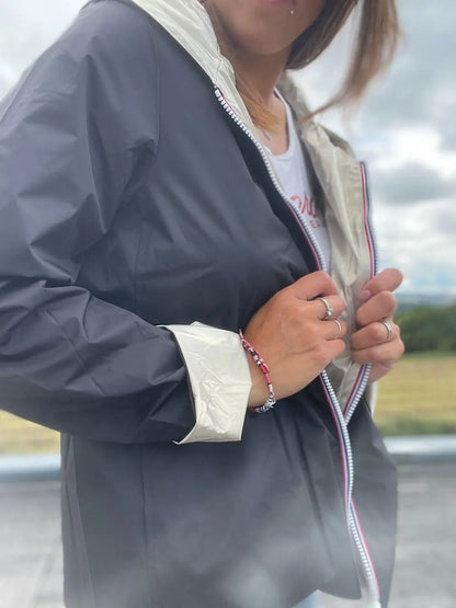 Imperméable réversible Laura Jo court sans garnissage, noir et doré, pour la mi-saison, léger et pratique.