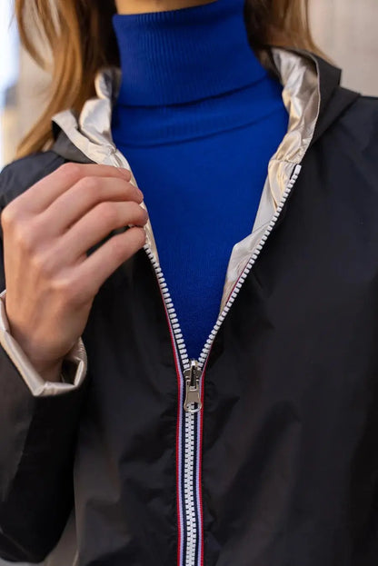 Manteau Laura Jo réversible court sans garnissage mi-saison noir et doré, tissu imperméable léger, vue en détail.