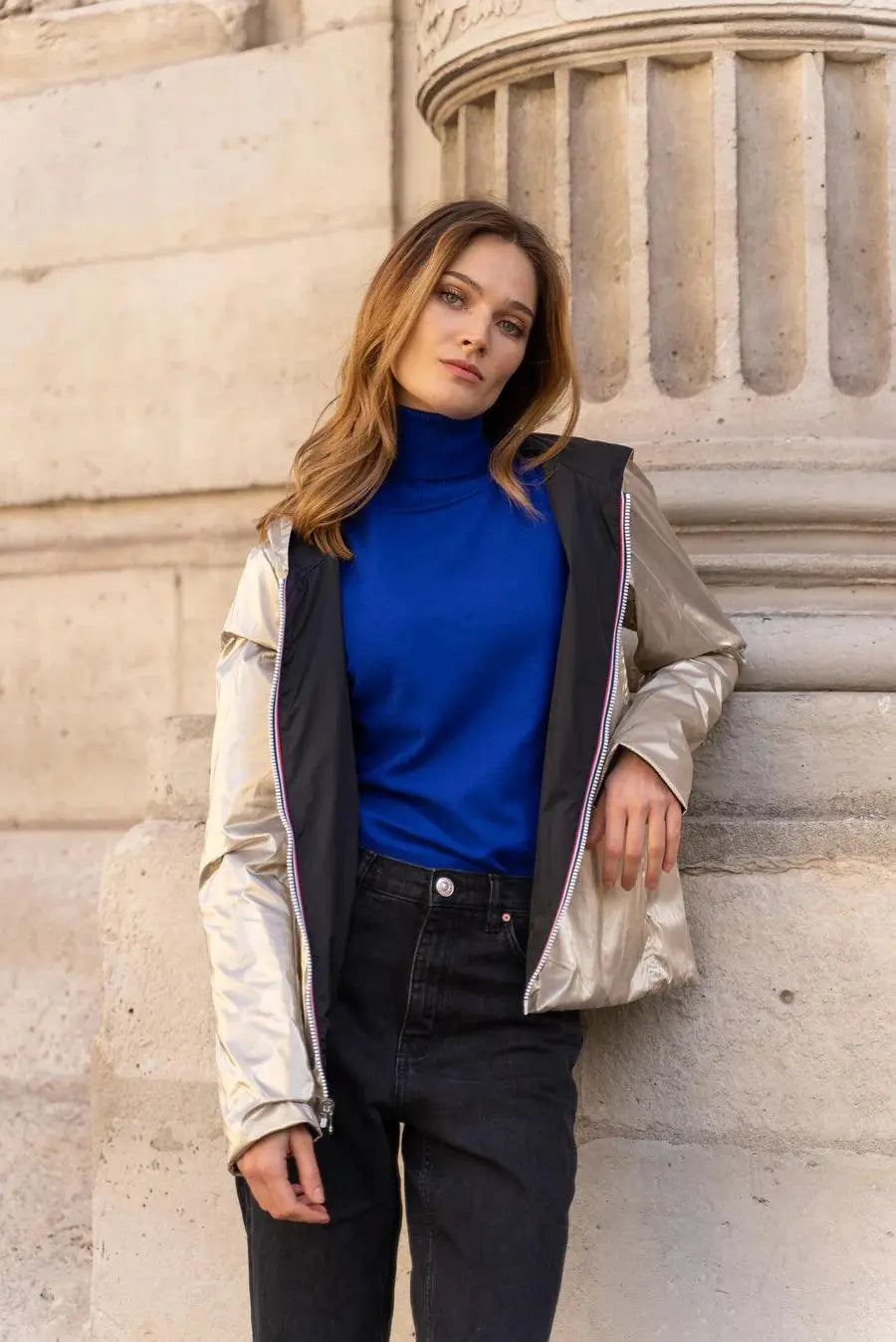 Imperméable réversible Laura Jo court sans garnissage, noir et doré, idéal pour la mi-saison, couleur élégante et pratique.