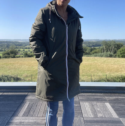 Manteau long imperméable Laura Jo pour femme, doublé en fausse fourrure kaki, mode et chaud, visible sur l'image.
