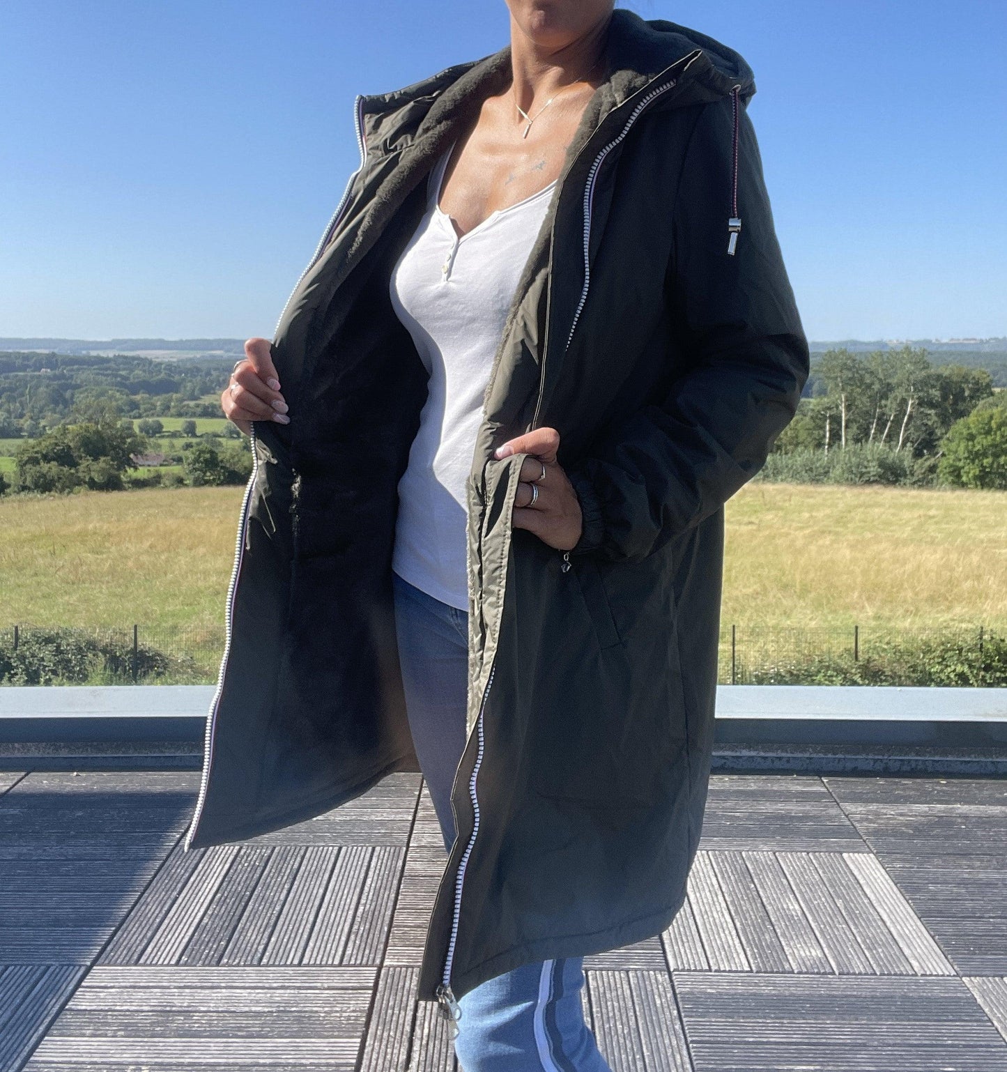 Manteau long imperméable femme Laura Jo en kaki avec doublure en fausse fourrure, style chaud et élégant.
